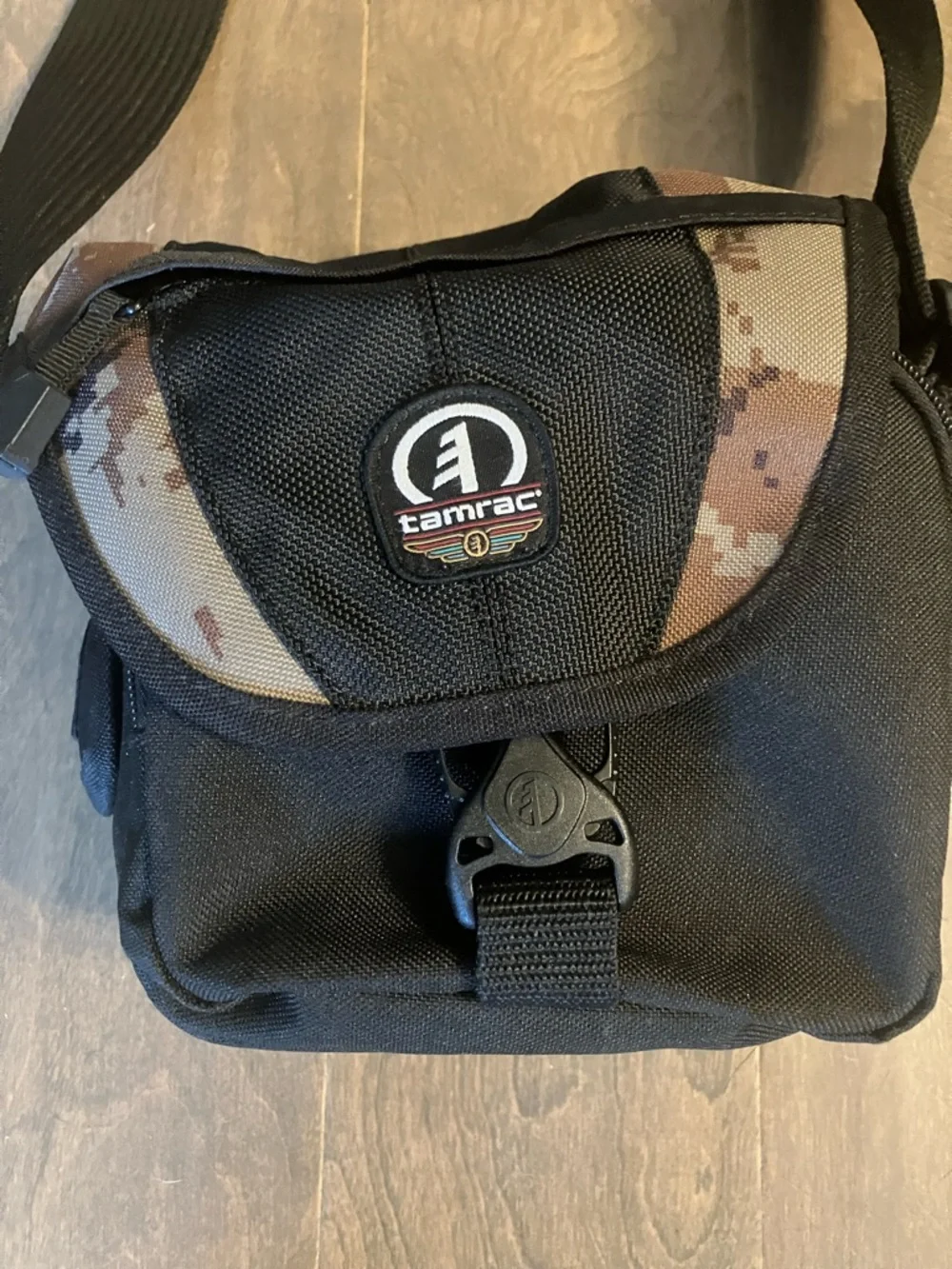 Tamrac 5531 adventure messenger Black 1 Camera Pouch with Camo Accents